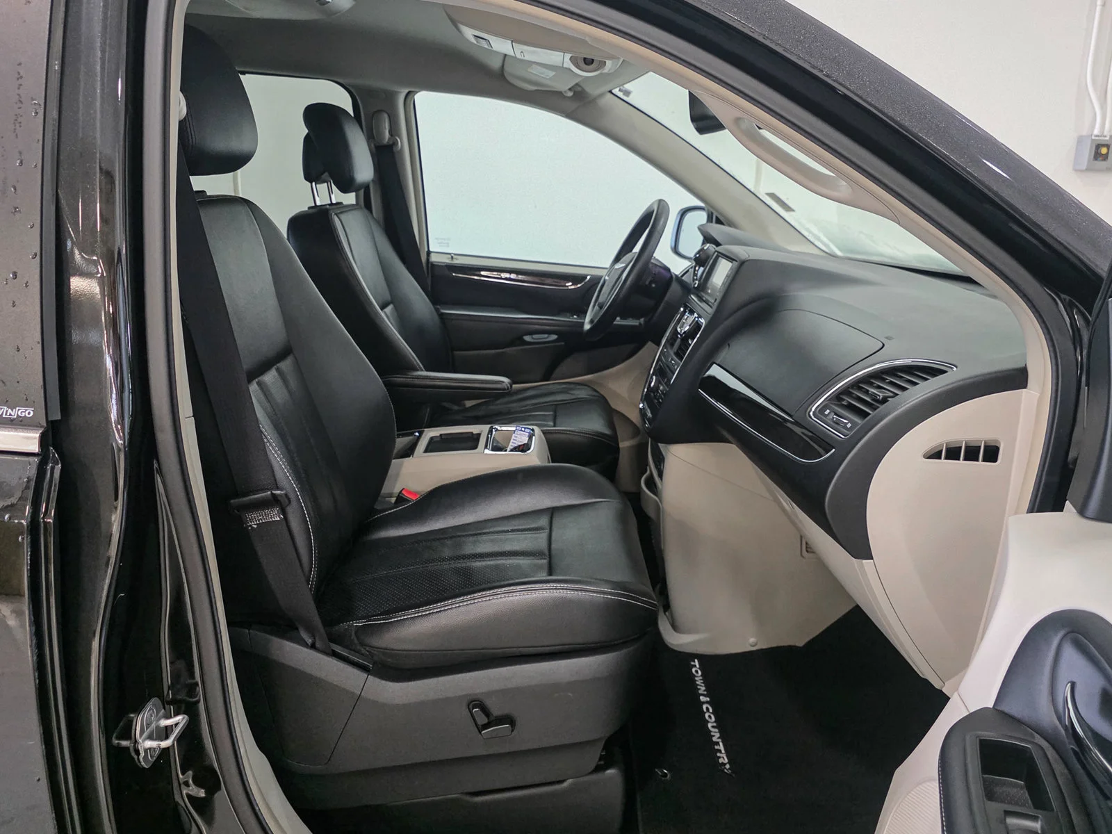 Used 2013 Black Chrysler Touring-L image 21