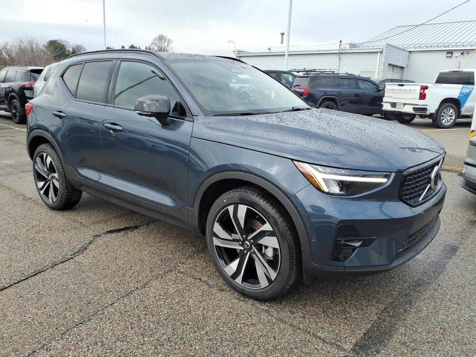 2026 Volvo XC40 B5 Plus Dark AWD's photo