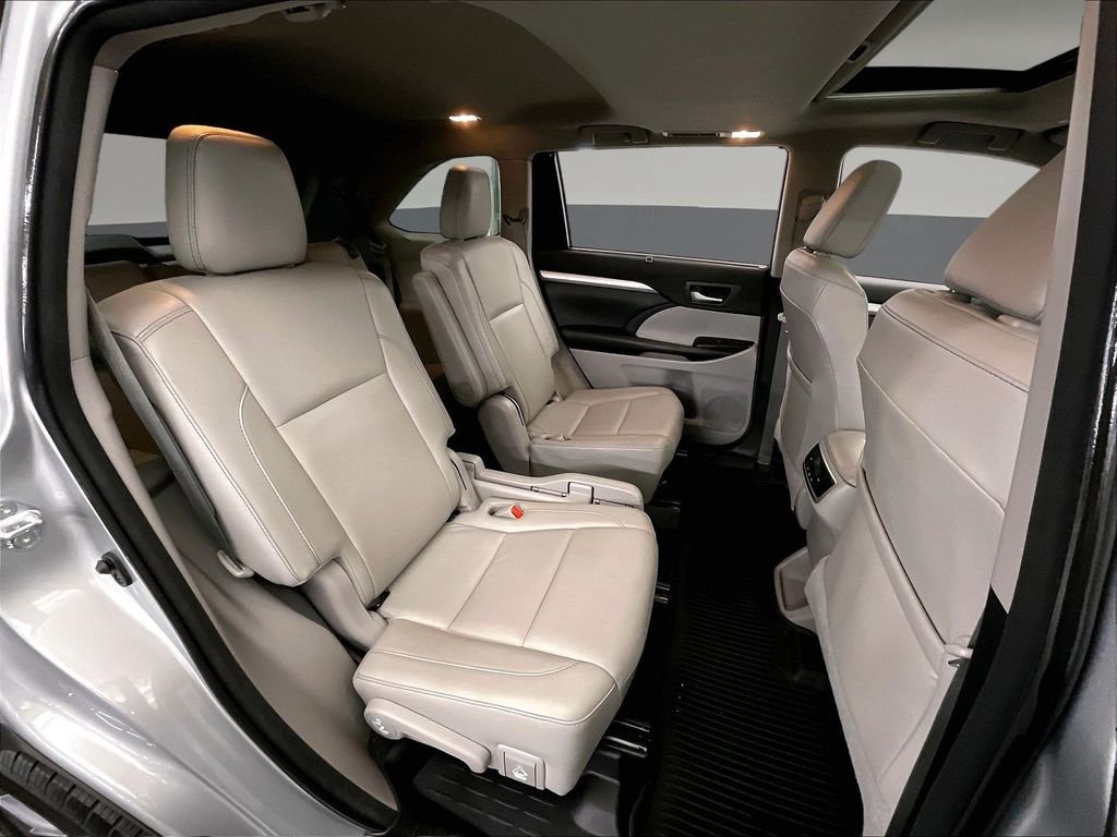 Used 2018 Silver Toyota XLE image 31