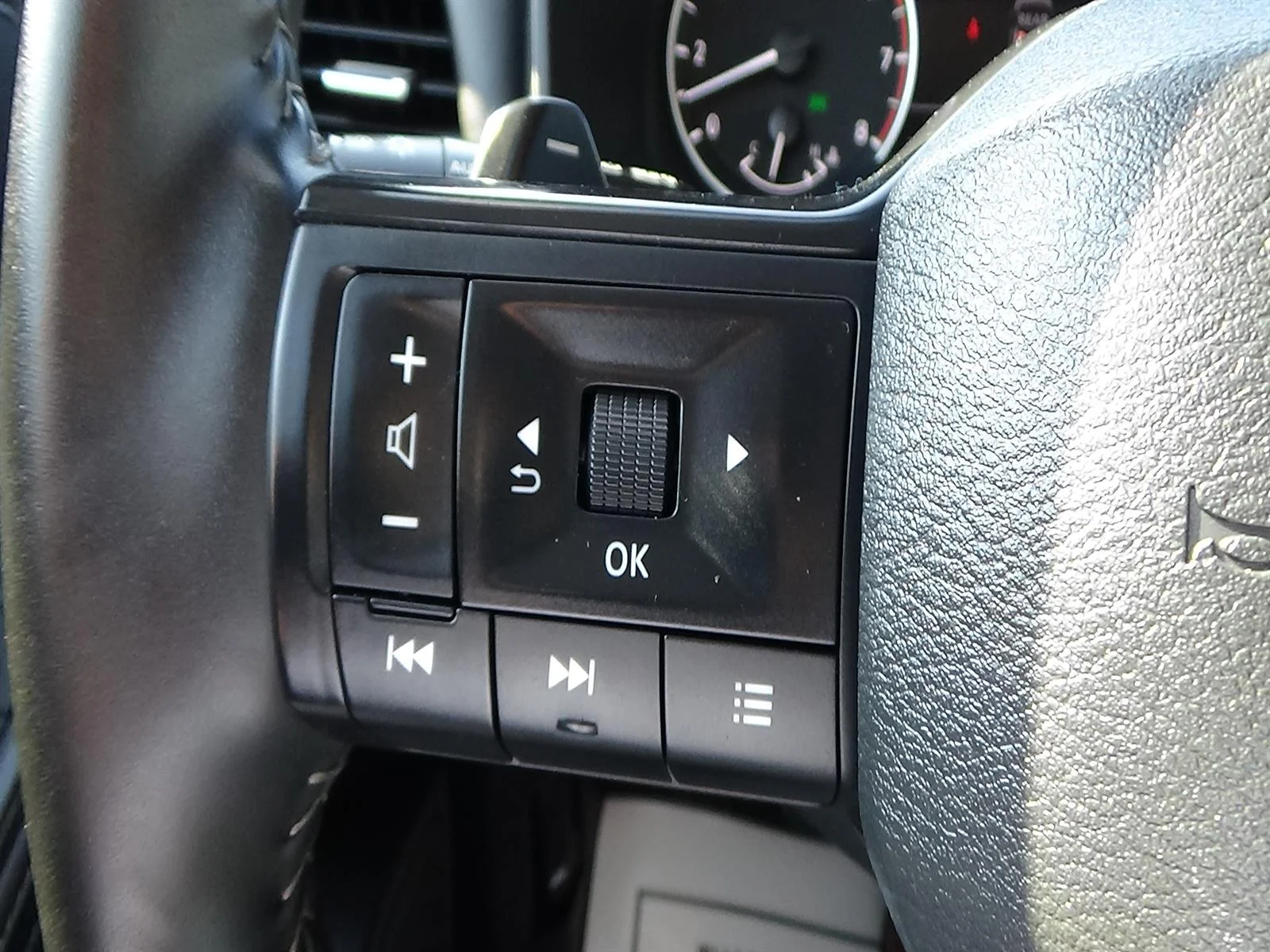 Used 2025 Super Black (kh3) Nissan SV image 21