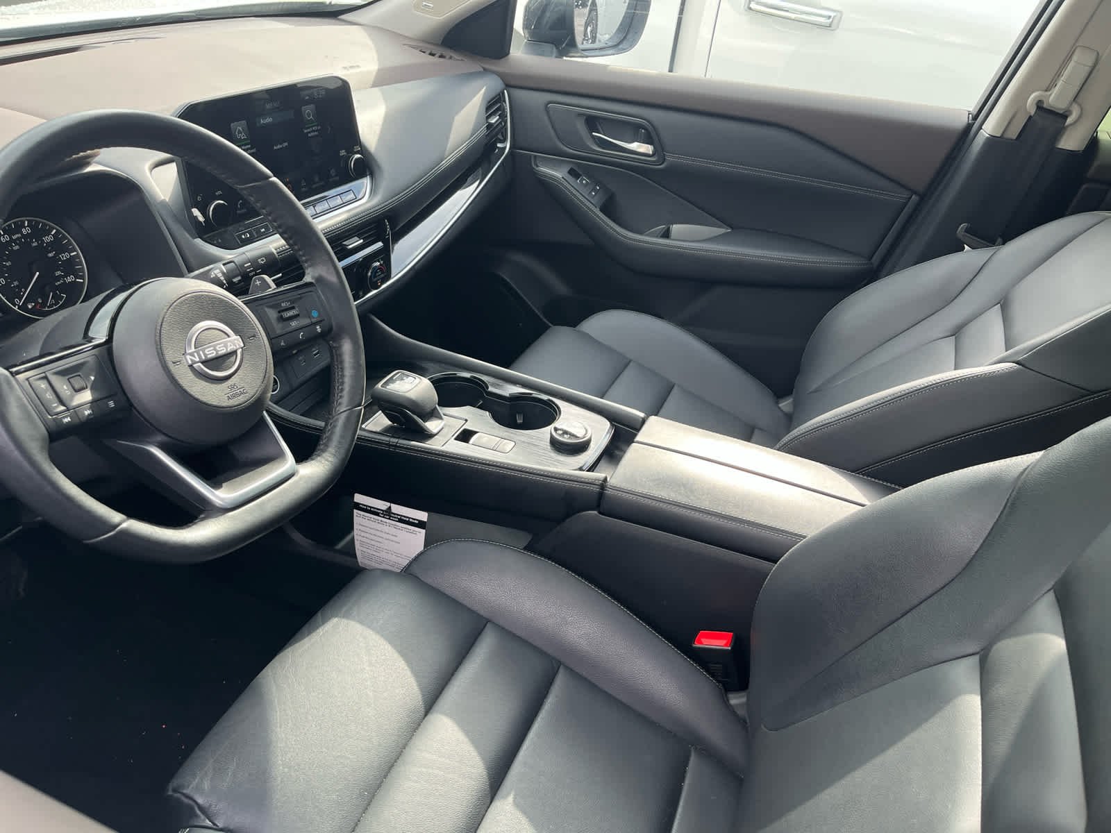 Used 2023 Pearl White Tricoat/Super Black Nissan SL image 4