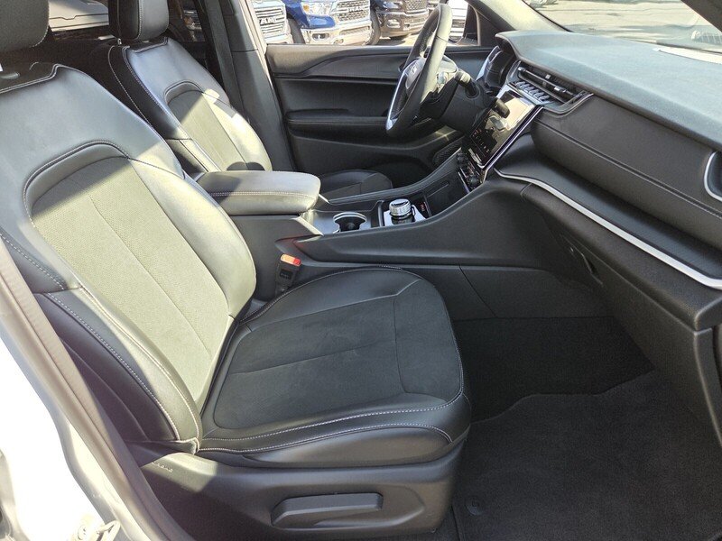 Used 2025 White/off-white Jeep  image 21