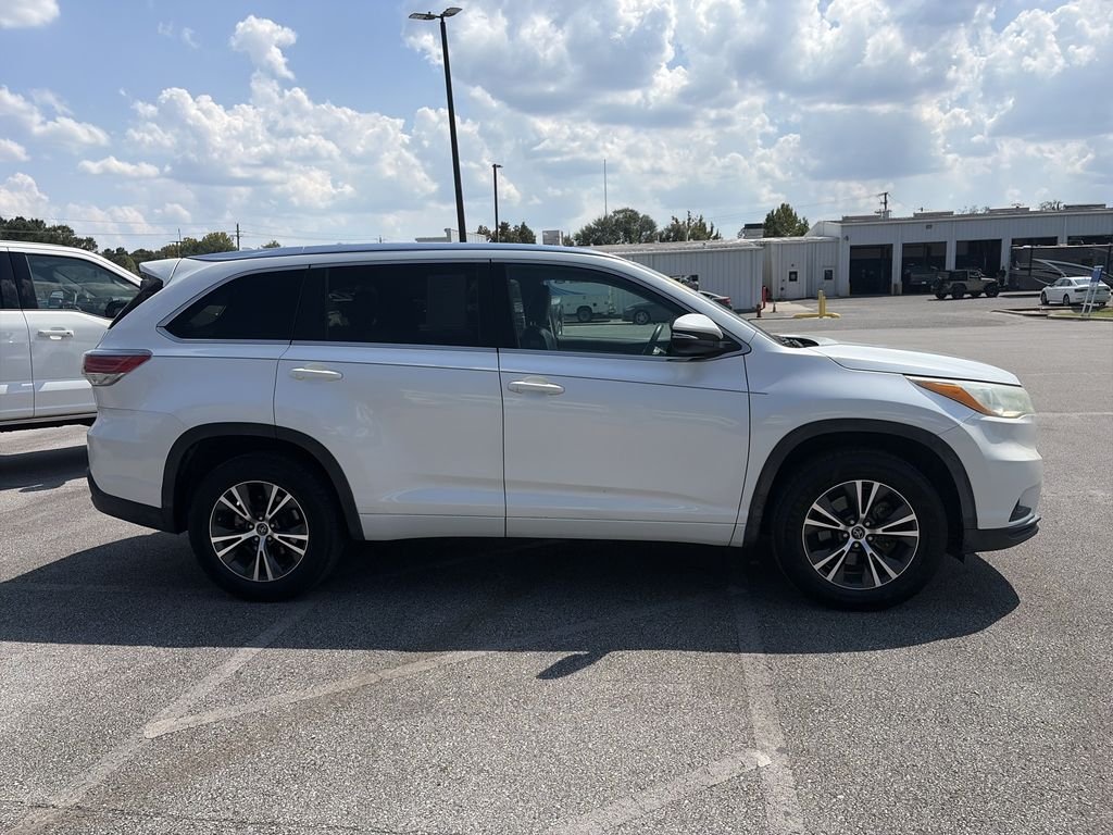 Used 2016 White Toyota XLE V6 image 8