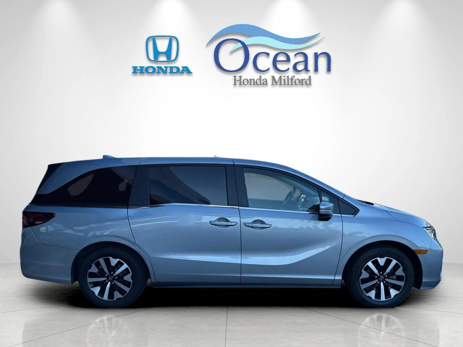Used 2025 Solar Silver Metallic Honda EX-L image 2