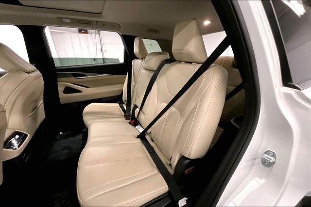 Used 2024 Majestic White INFINITI LUXE image 25