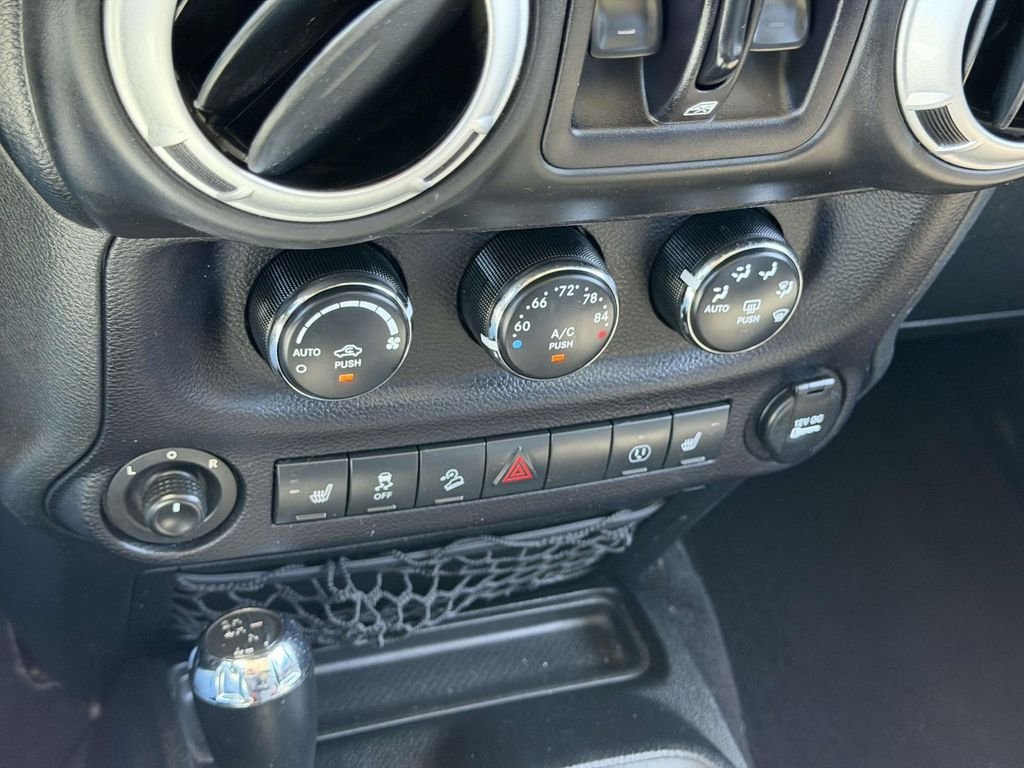 Used 2014 Gray Jeep Unlimited Sahara image 4