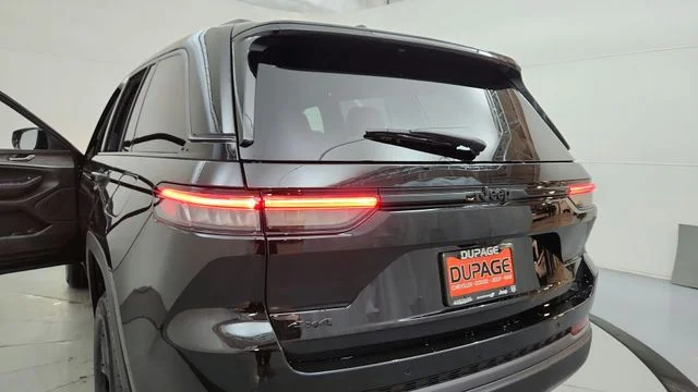 New 2026 Diamond Black Crystal Pearl-Coat Exterior Paint Jeep Laredo Altitude image 21