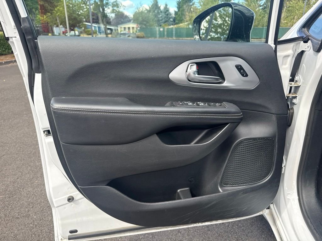 Used 2025 Bright White Clearcoat Chrysler Limited image 18