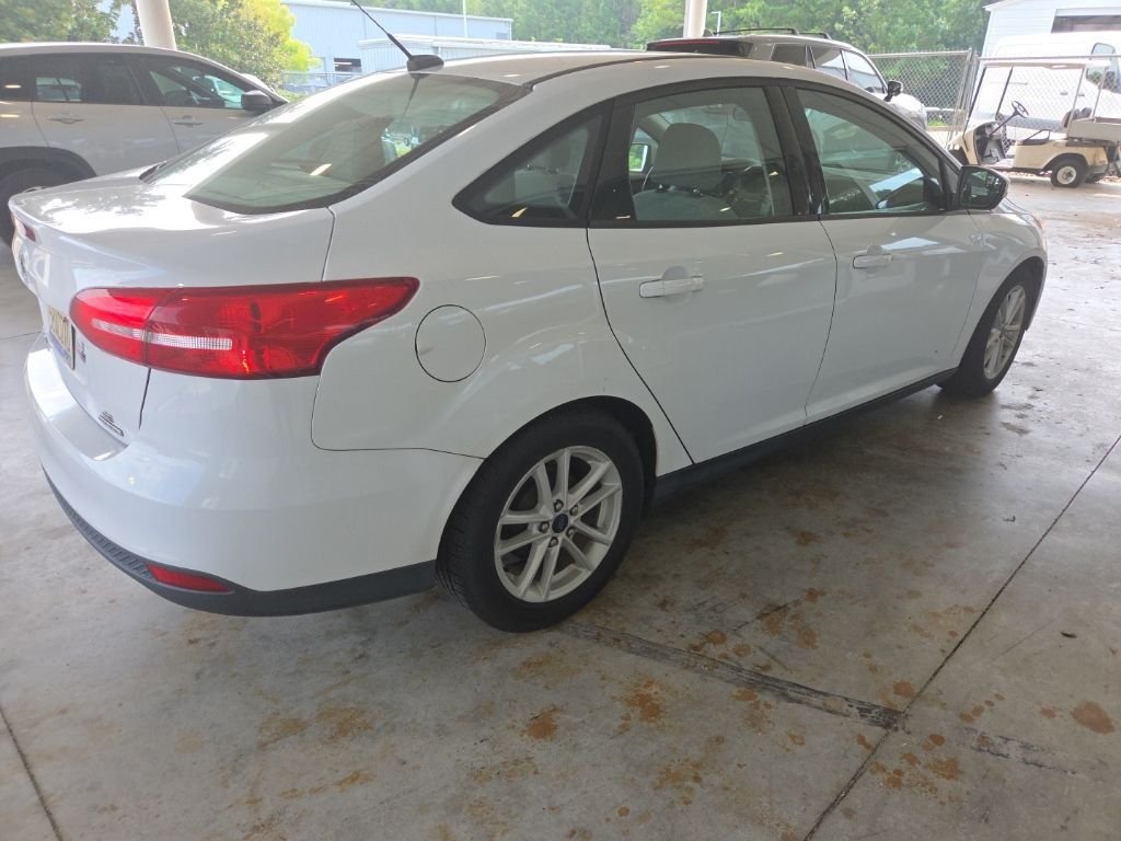 Used 2015 White Ford SE image 3