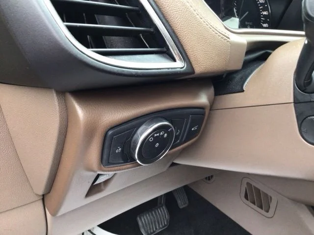 Used 2016 Platinum Dune Metallic Lincoln Reserve image 18