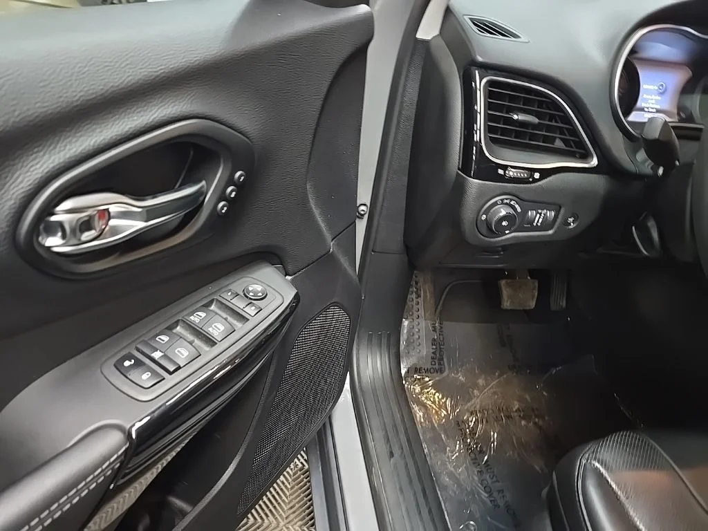 Used 2023 Gray Jeep Altitude image 31