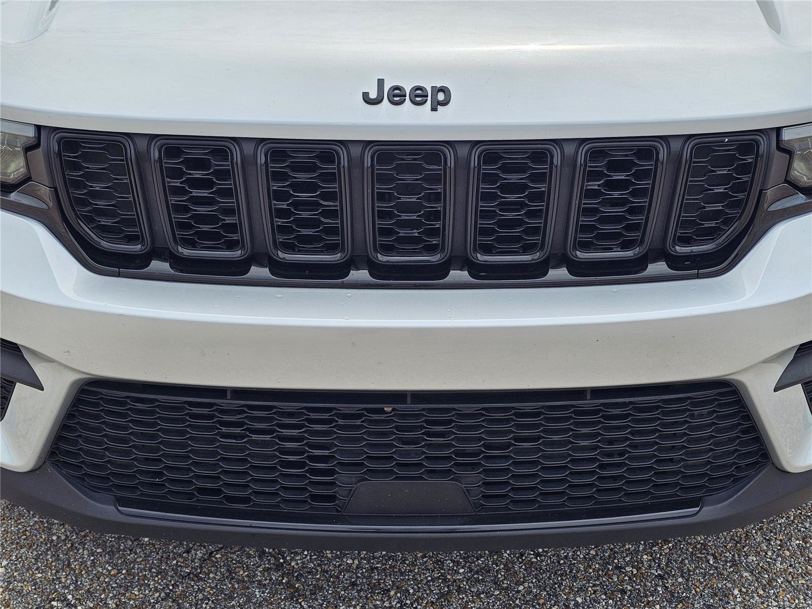 Used 2024 Silver Zynith Jeep Altitude image 3
