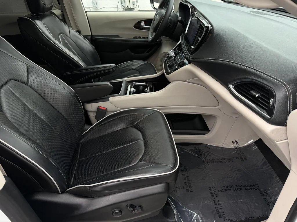 Used 2023 White Chrysler Limited image 16