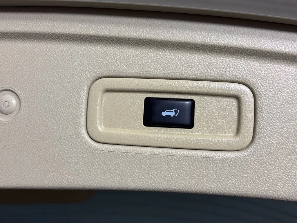 Used 2014 White INFINITI Base image 21