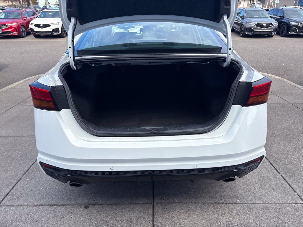 Used 2024 White Nissan 2.5 SR image 31