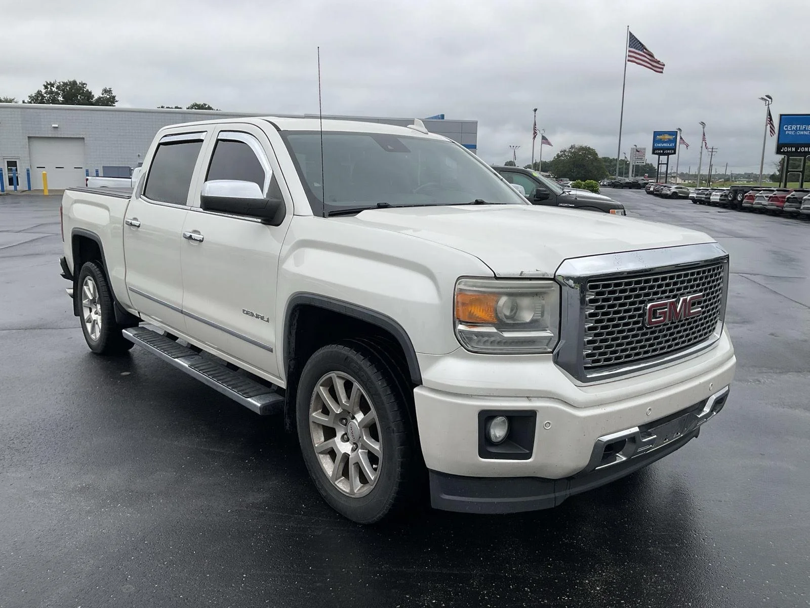 Used 2015 White Diamond Tricoat GMC Denali image 3