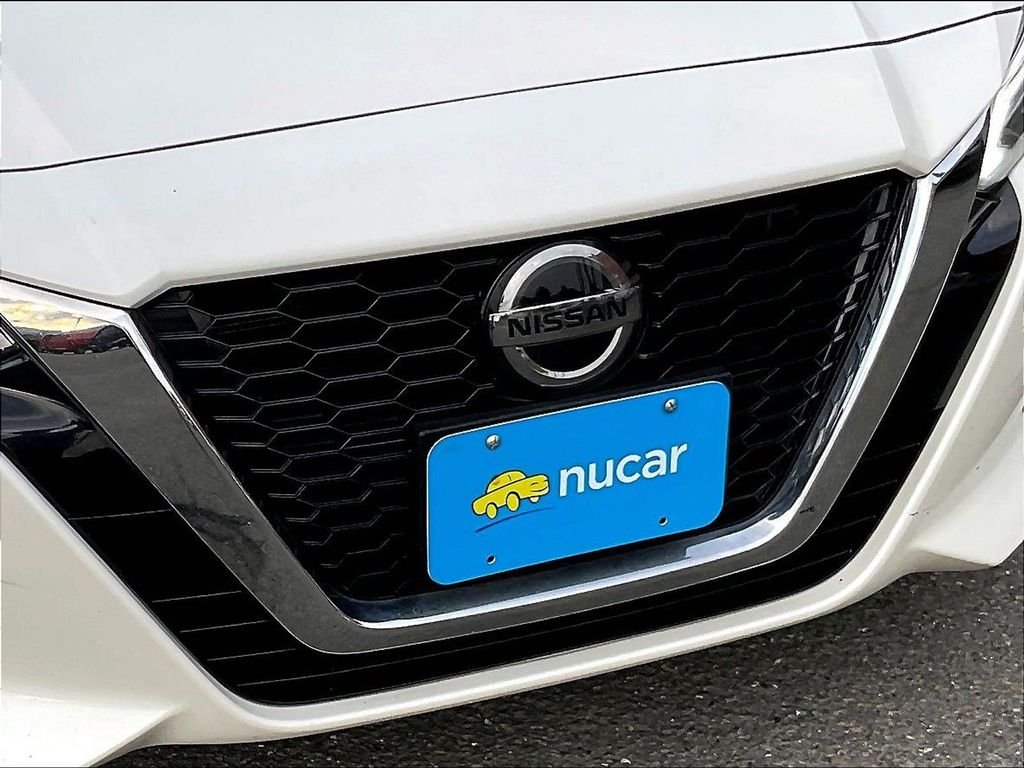 Used 2019 White Nissan 2.5 SL image 32