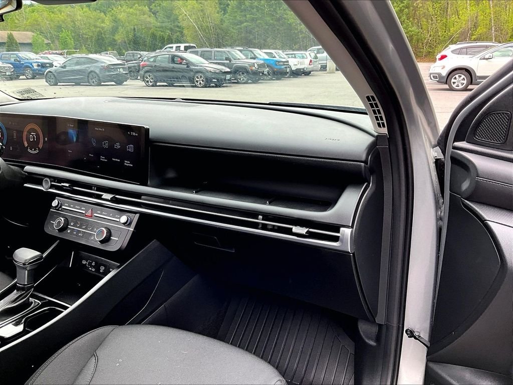 Used 2025 Shimmering Silver Hyundai SE image 13