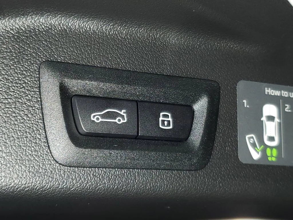Used 2026 White BMW sDrive40i image 8