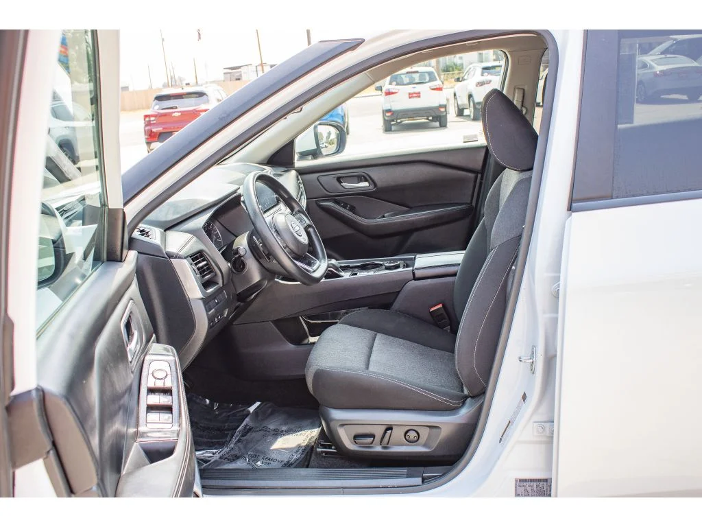 Used 2024 Everest White Pearl Nissan SV image 27
