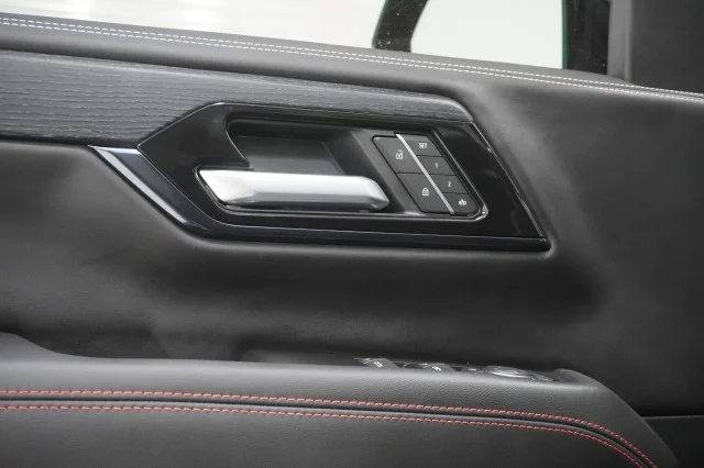 2026 GMC Yukon AT4 Ultimate - Photo 17
