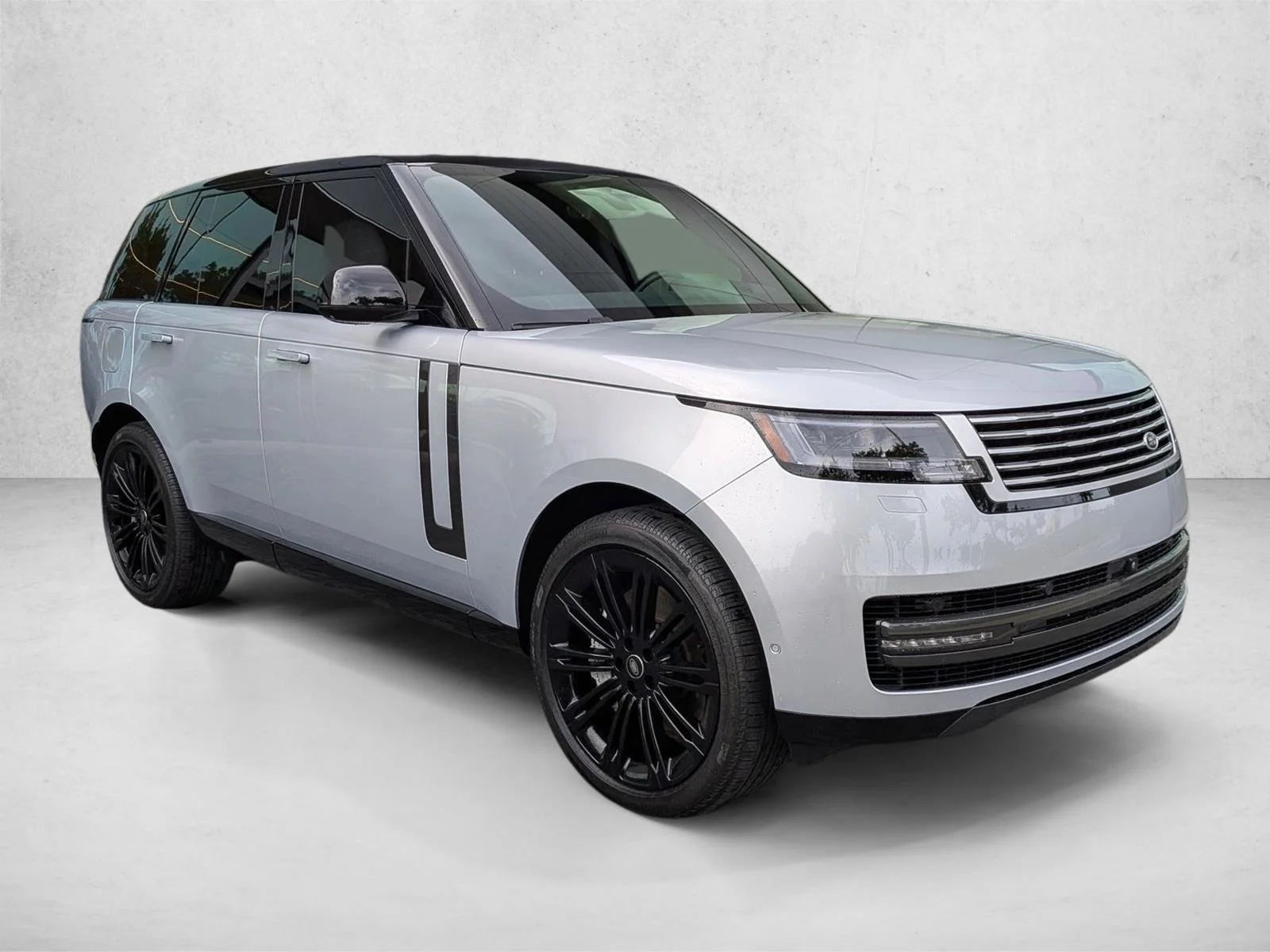 Used 2025 Hakuba Silver Metallic Land Rover SE image 3