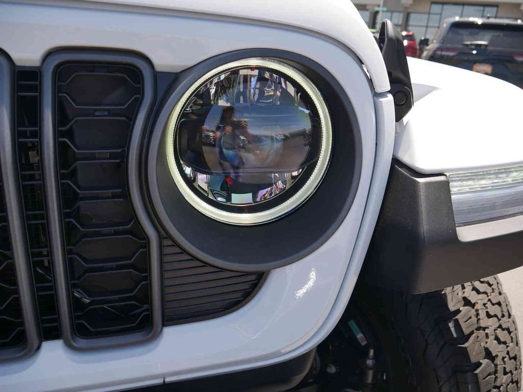New 2026 Bright White Clear-Coat Exterior Paint Jeep  image 24