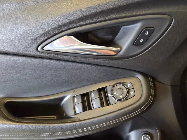 Used 2021 WHITE FROST TRICOAT Buick Select image 24