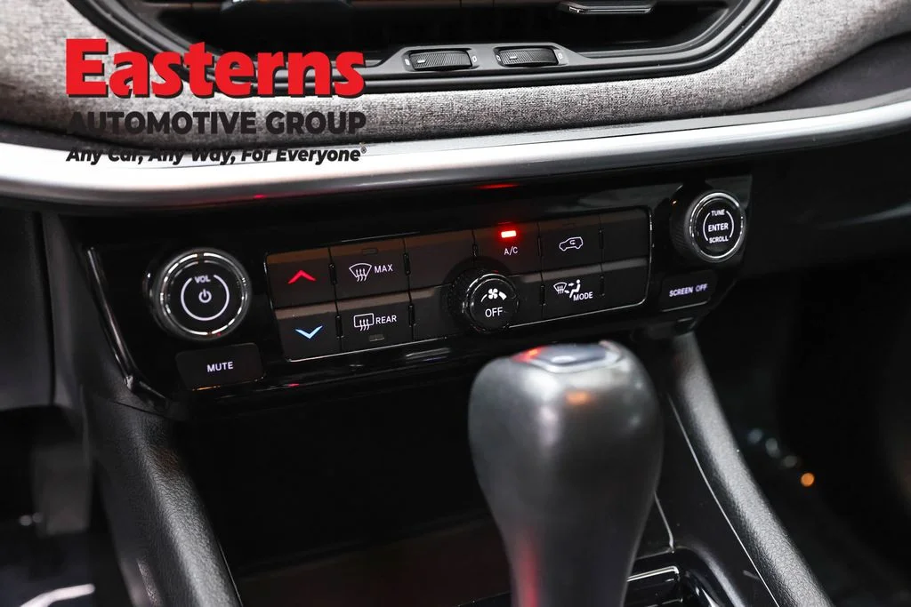Used 2022 Silver Jeep Latitude image 19