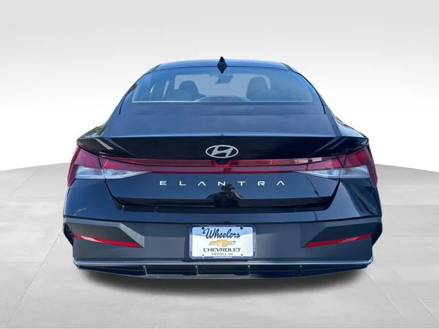 Used 2025 Black Hyundai SE image 4