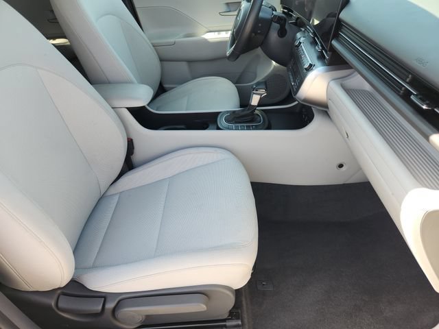 Used 2025 White Hyundai SEL image 15