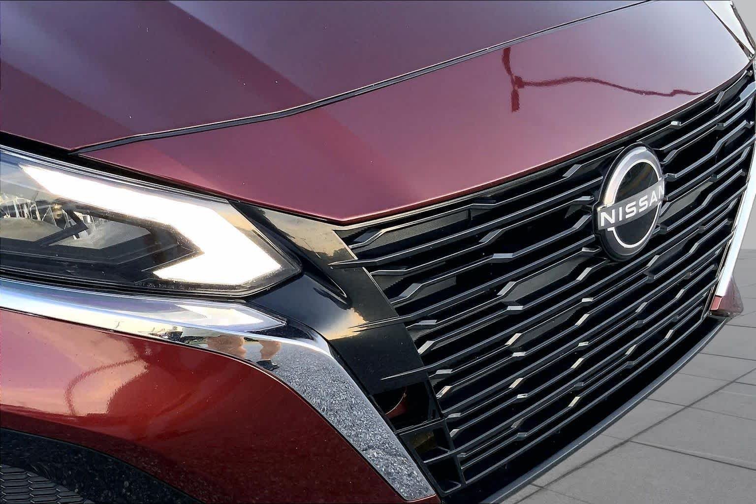 Used 2025 Garnet Pearl Metallic Nissan SV image 28