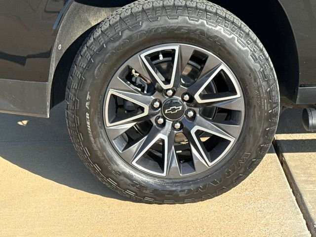 Used 2022 Black Chevrolet Z71 image 9