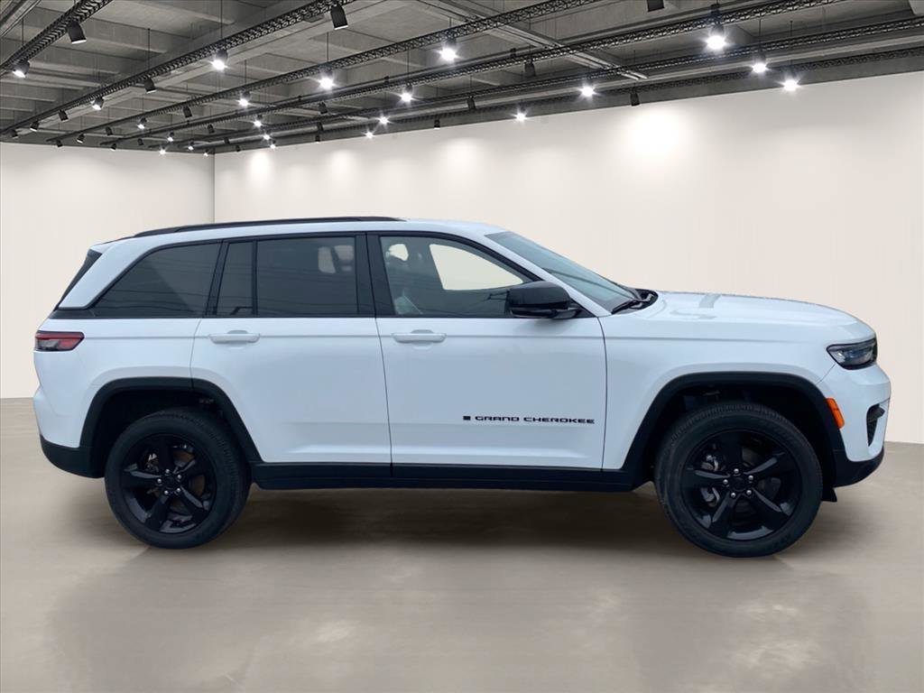 Used 2023 Bright White Clearcoat Jeep Altitude image 8