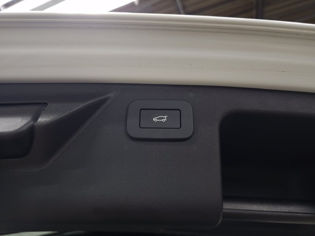 Certified Used 2026 White Land Rover Landmark image 7