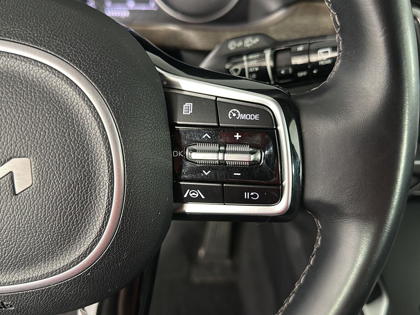 Used 2022 Glacial White Pearl Kia  image 24