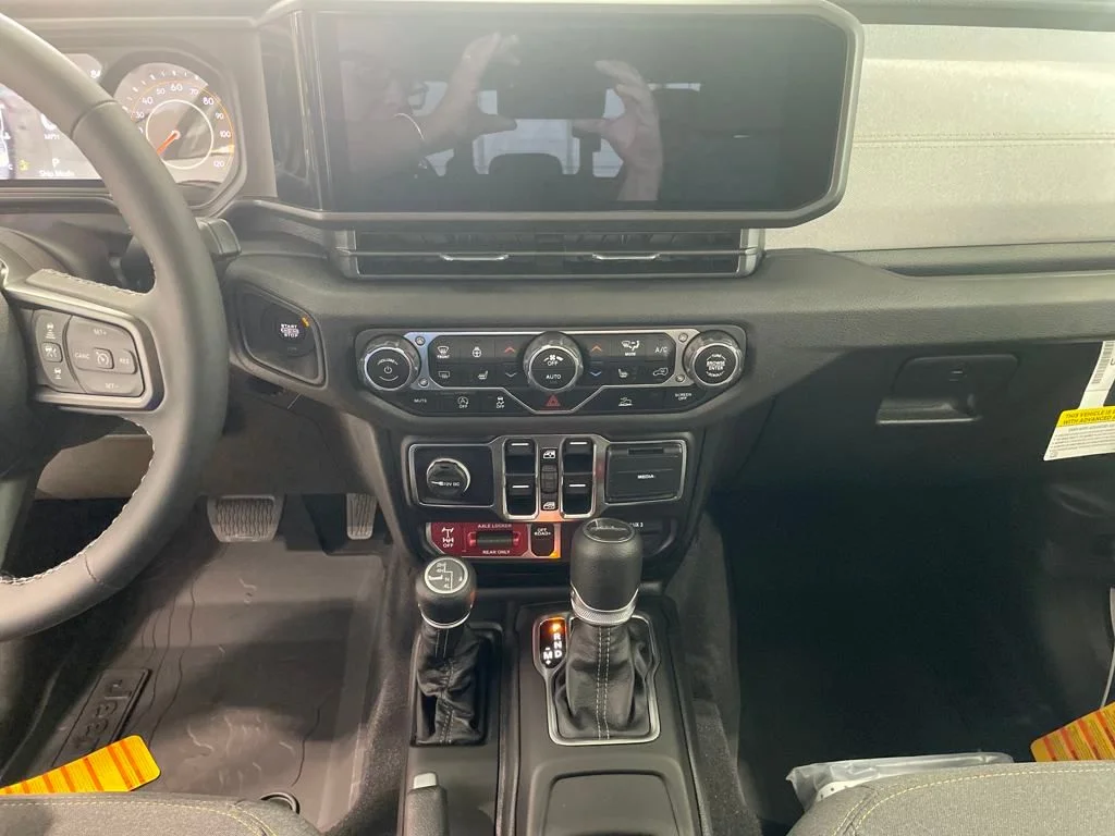 2025 Jeep Gladiator Willys - Photo 17