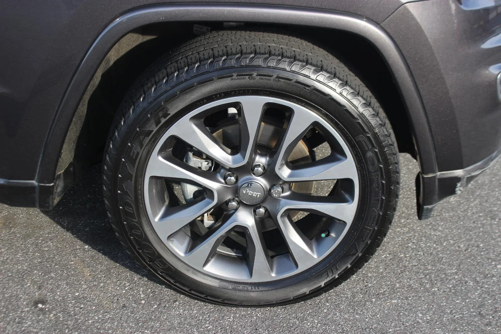 Used 2018 Grey Jeep Overland image 33