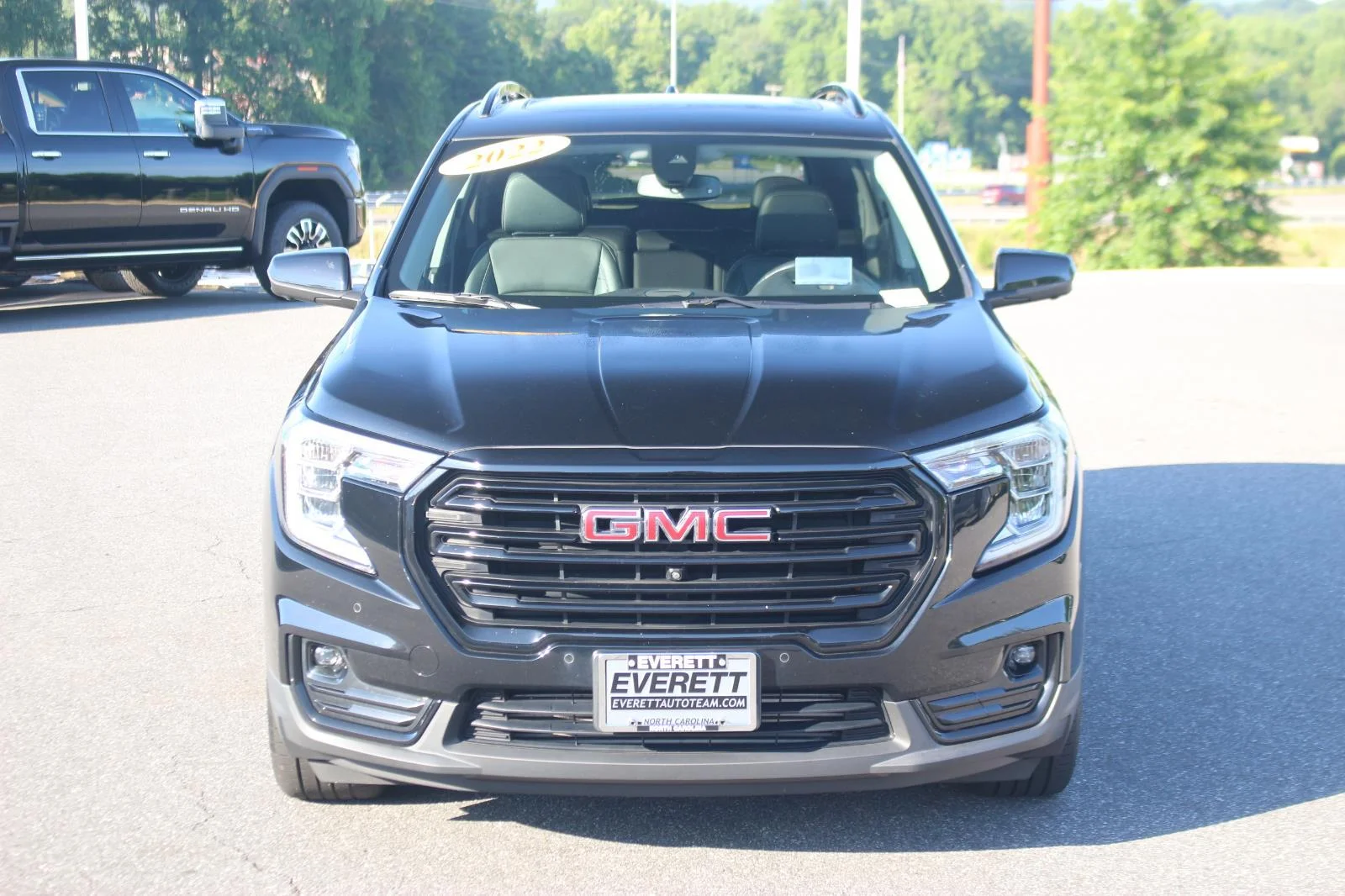 Used 2022 Ebony Twilight Metallic GMC SLT image 2