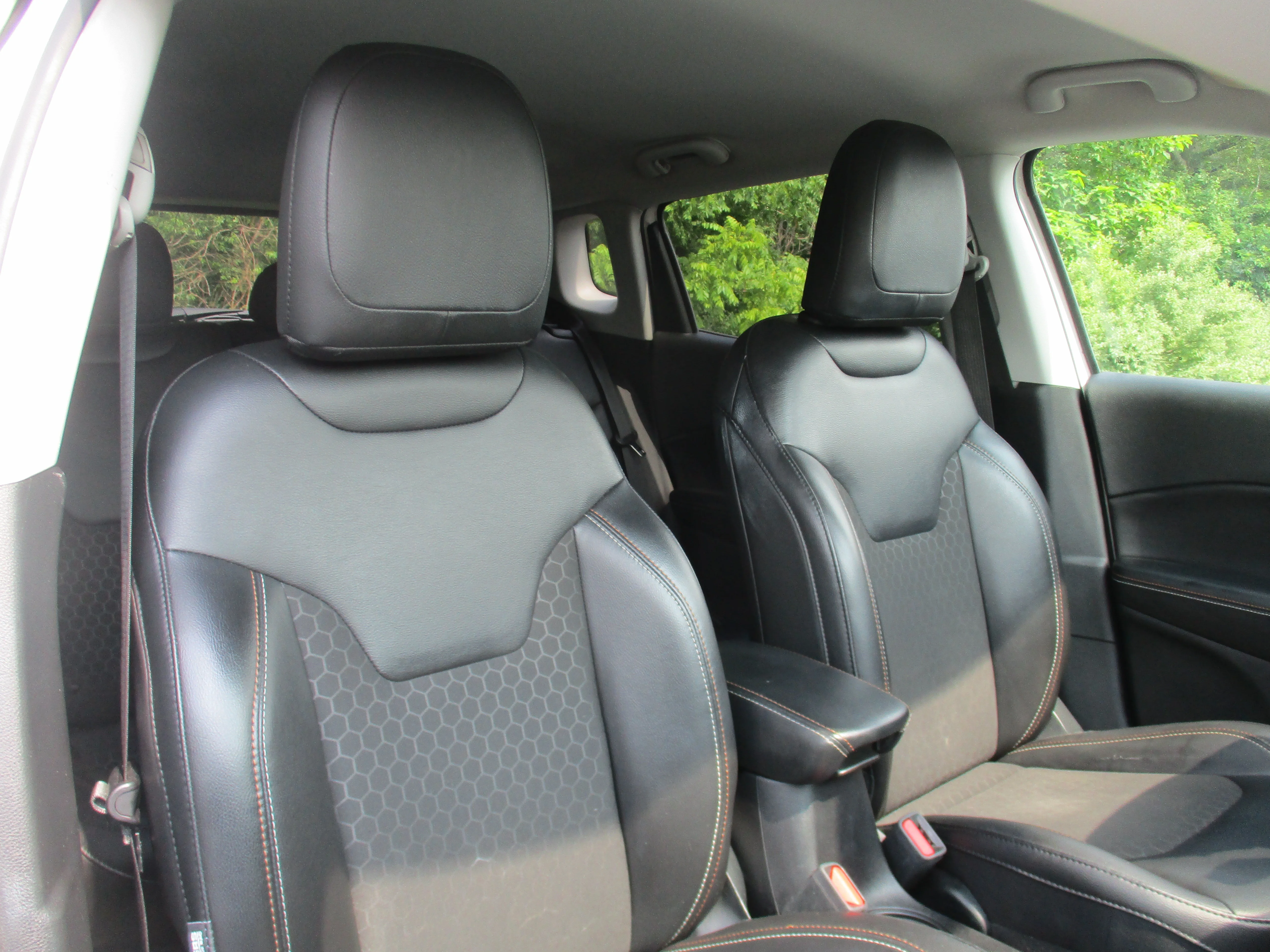 Used 2020 White Clearcoat Jeep Latitude image 37