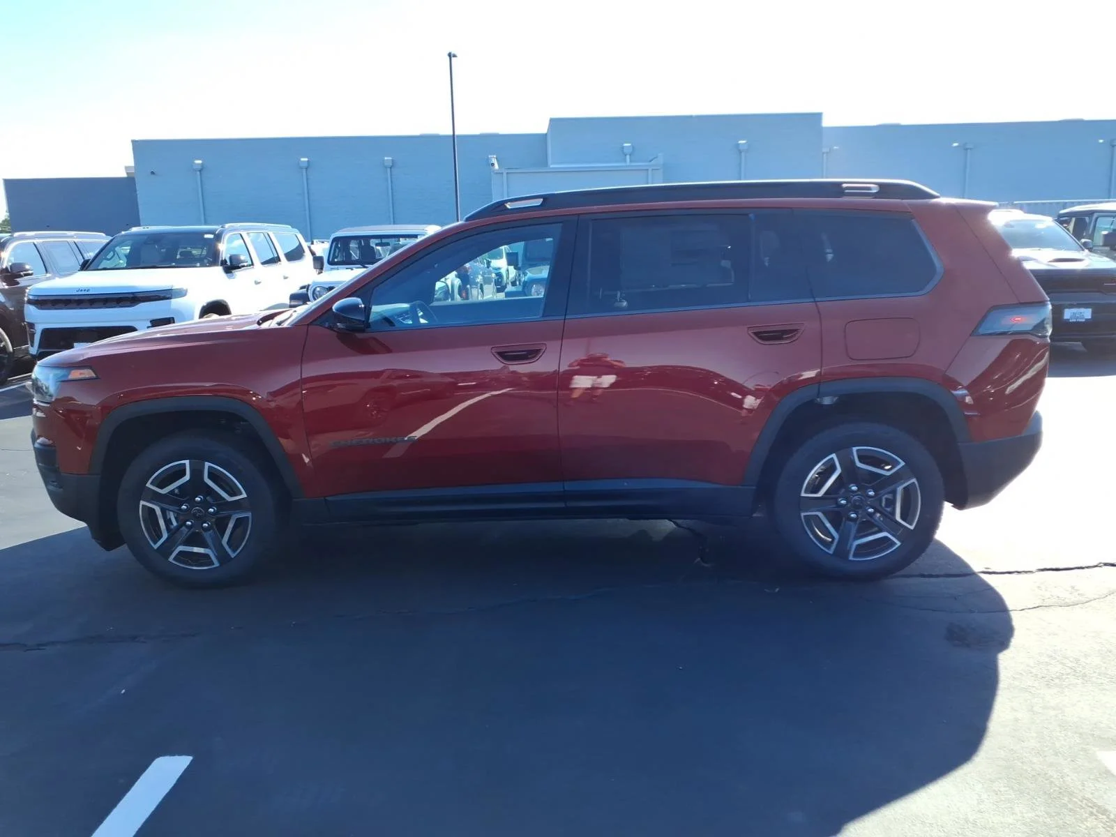 New 2026 Red Hot Pearl-Coat Exterior Paint Jeep Limited image 3