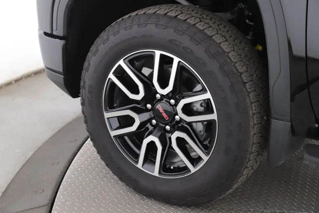 Used 2025  GMC AT4 image 18