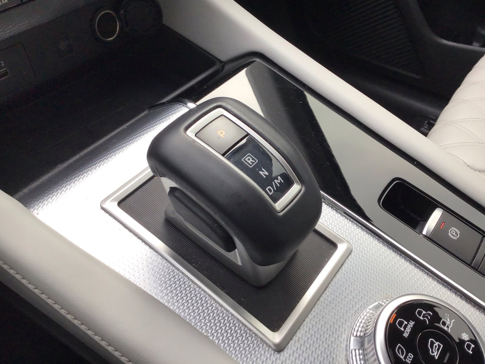 Used 2023 White Diamond Mitsubishi SEL image 22