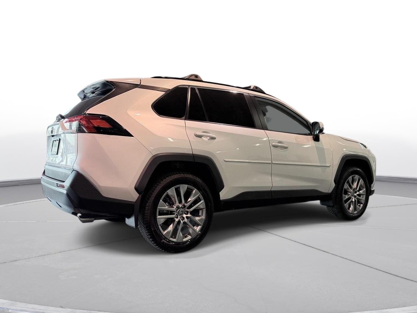 Used 2024 Wind Chill Pearl Toyota XLE Premium image 13