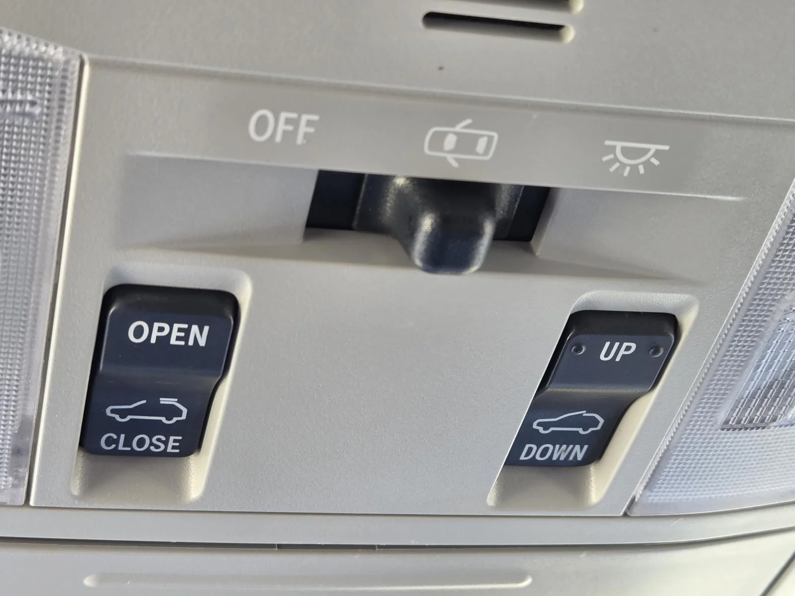 Used 2018 Silver Toyota Hybrid Limited AWD (Natl) image 28