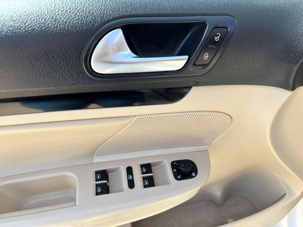 Used 2013 Candy White Volkswagen 2.5L SE image 16