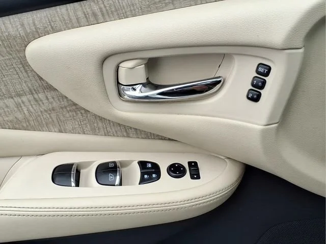 Used 2023  Nissan SL image 17