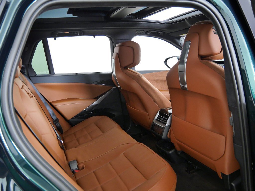 New 2027 Vancouver Green Metallic BMW  image 22
