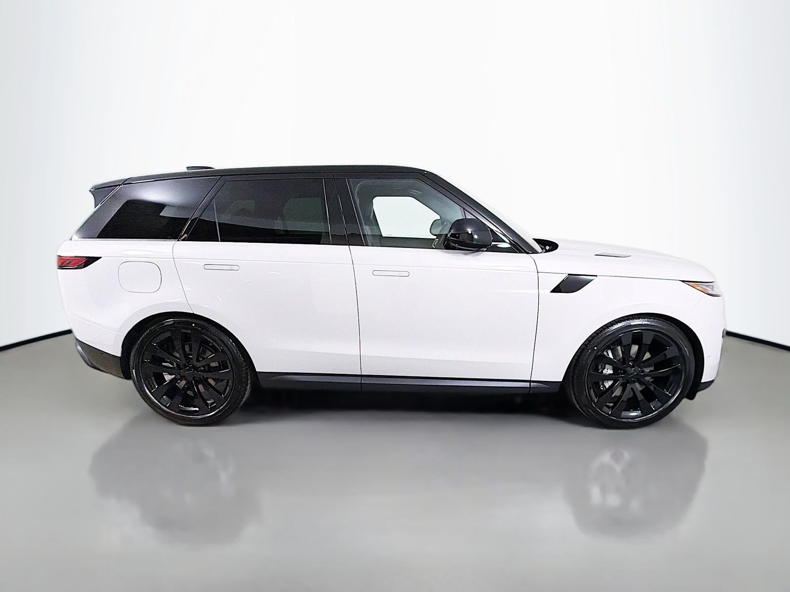 New 2026 Borasco Grey Land Rover SE image 6