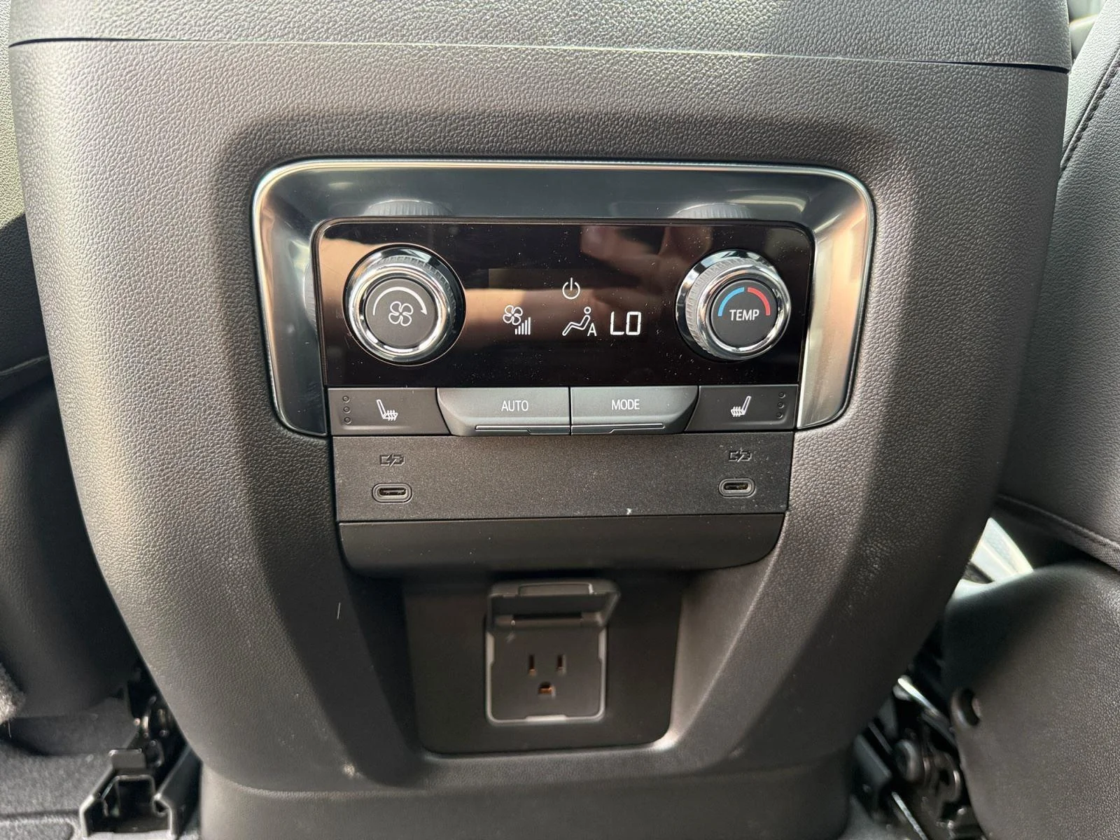 2026 Chevrolet Suburban High Country - Photo 24